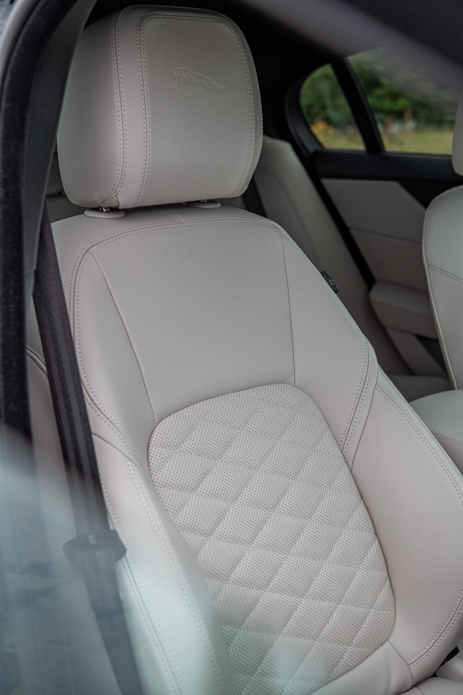 Детали интерьера Jaguar XE D180 S 2019 года  (UK) (фото 10 из 25)